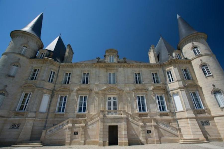 Un chateau dans une ville en Gironde